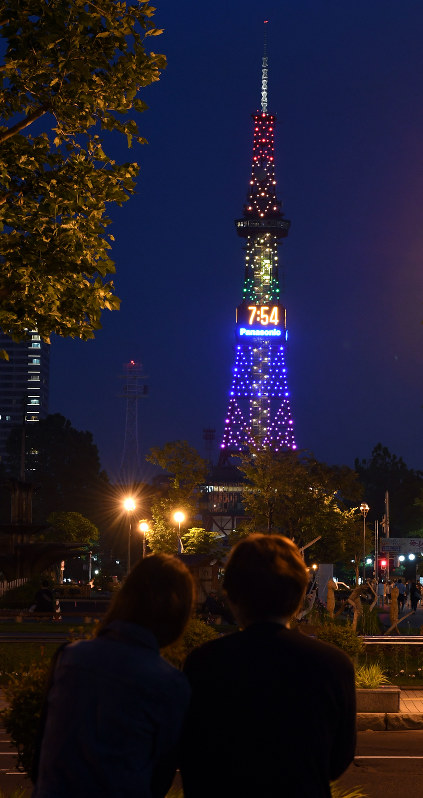 レインボーカラーにライトアップされたさっぽろテレビ塔=札幌市中央区で、竹内幹撮影