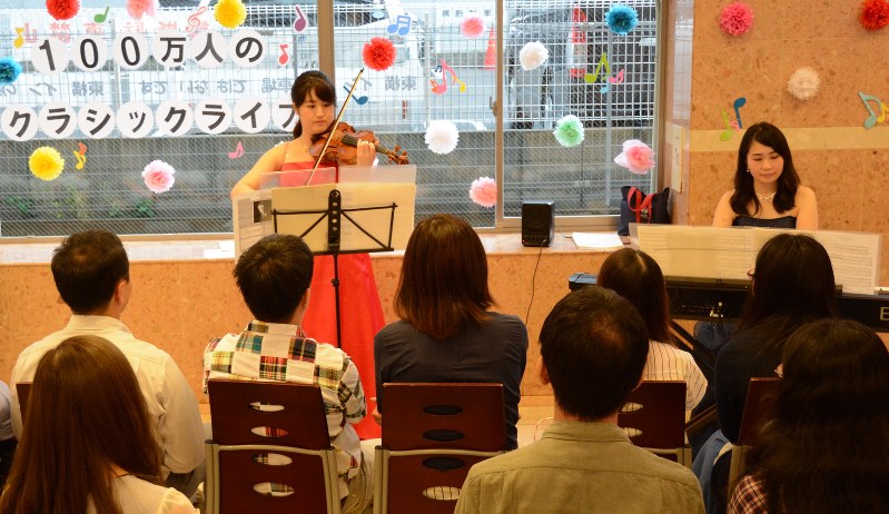 演奏する小玉裕美さん(左)と尾島詩織さん(右)=名古屋市中区の東横イン名古屋丸の内で