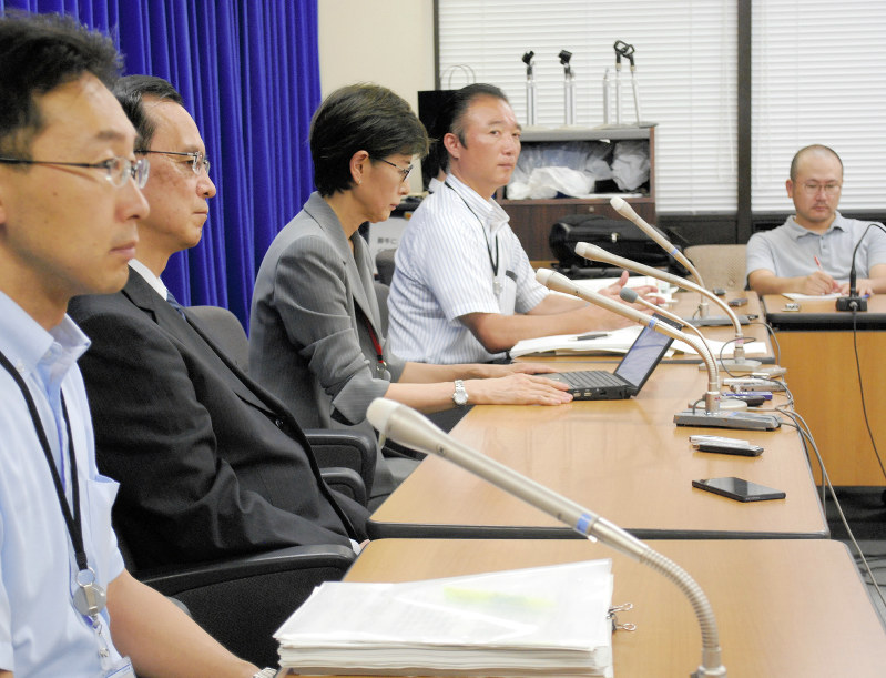 HPVワクチンの積極的勧奨接種の差し控え決定後の記者会見。その後4年に渡り、積極的勧奨を再開するかどうかの検討が続いている=東京・霞が関の厚生労働省で2013年6月14日、遠藤拓撮影