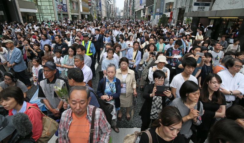 銀座の歩行者天国で都議選での支持を訴える政党幹部や立候補者の演説に聴き入る人たち=東京都中央区で25日午後、佐々木順一撮影