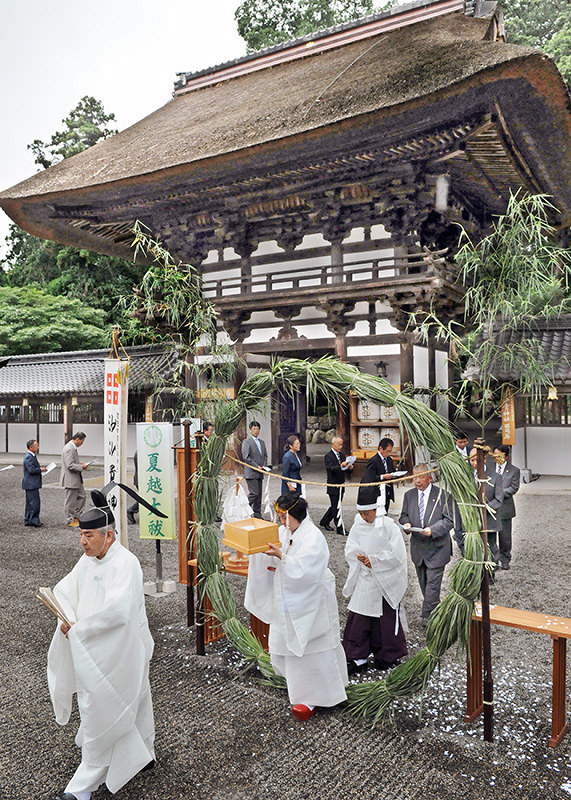 沙沙貴神社で催された茅の輪くぐりの神事=滋賀県近江八幡市安土町常楽寺で、金子裕次郎撮影