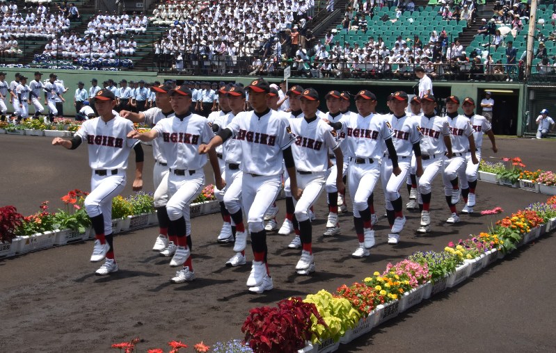昨年の大会の開会式で入場する大分雄城台の選手