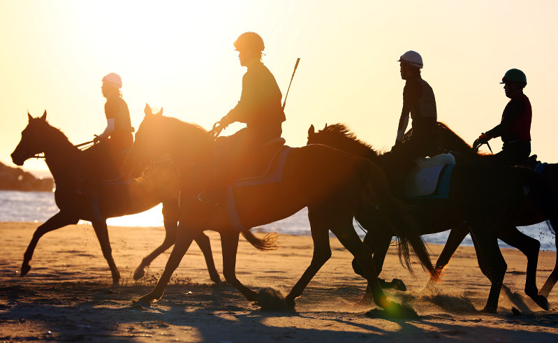 相馬野馬追に向け、早朝から馬に乗って砂浜で練習する人たち=福島県南相馬市で2017年6月17日午前4時44分、喜屋武真之介撮影