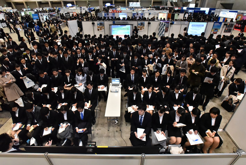 就職活動が本格的に始まり、合同企業説明会を訪れ各企業の説明を聞く学生たち。彼らの意識の変化が働き方を変えていくのか=千葉市美浜区の幕張メッセで2017年3月1日、宮間俊樹撮影