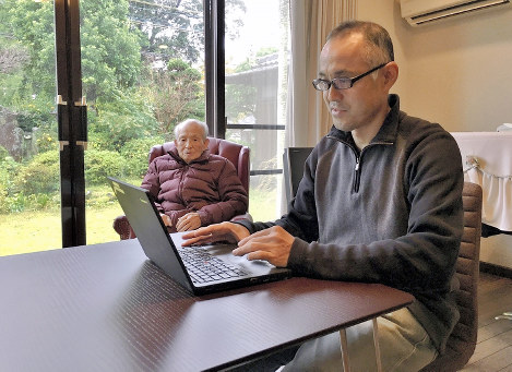パソナの「介護帰省テレワーク」体験で、週末に帰郷し親と介護について話し合った後、月曜日にテレワークをする男性社員＝パソナ提供