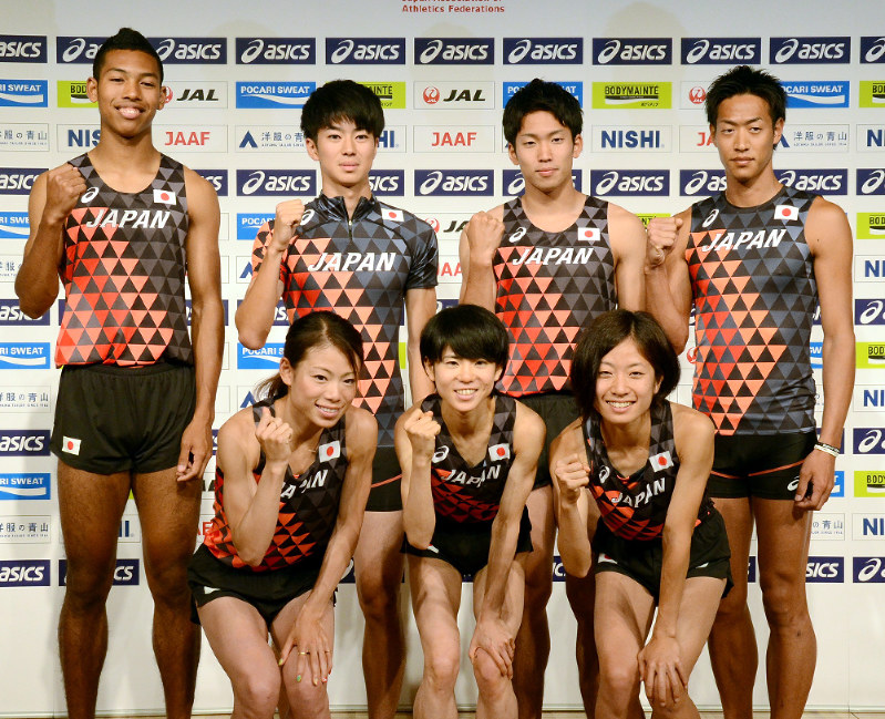 世界選手権へ向けて意気込むサニブラウン(後列左端)ら=堺市堺区のホテルで2017年6月26日午後1時55分、小林悠太撮影