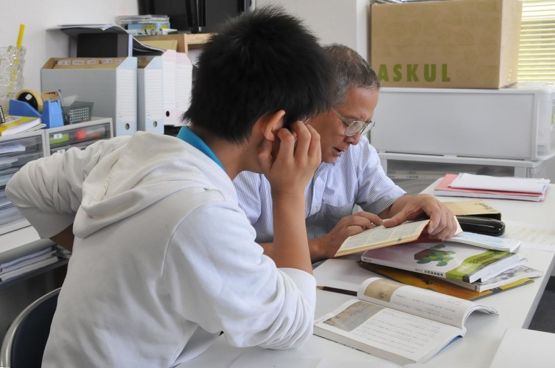 生活困窮家庭の子どもに学習を指導する学習支援教室のスタッフ。こうした支援に取り組む自治体も増えてきた=埼玉県桶川市で、西田真季子撮影
