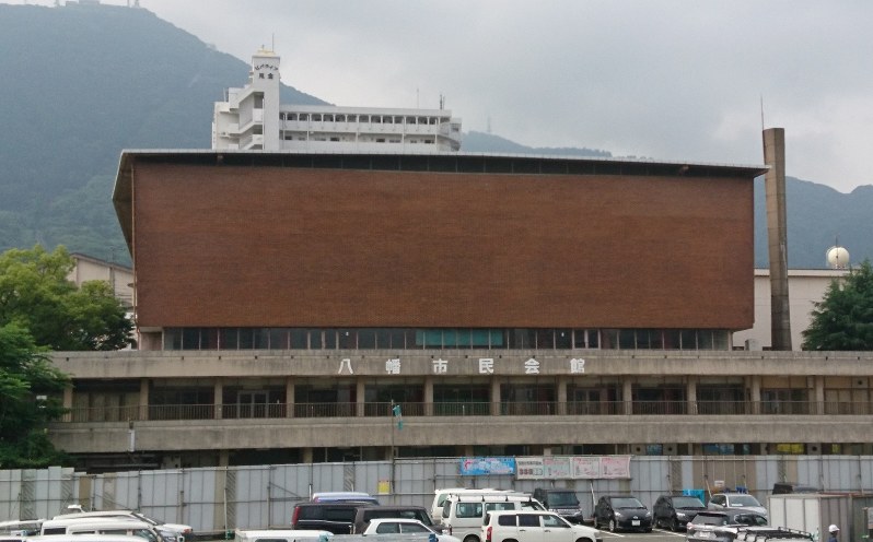 当面の保存が決まった八幡市民会館=北九州市八幡東区で、比嘉洋撮影