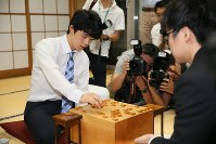 歴代単独１位となる２９連勝を達成し、感想戦で対局を振り返る藤井聡太四段（左）＝東京都渋谷区の将棋会館で２０１７年６月２６日午後９時４２分、佐々木順一撮影