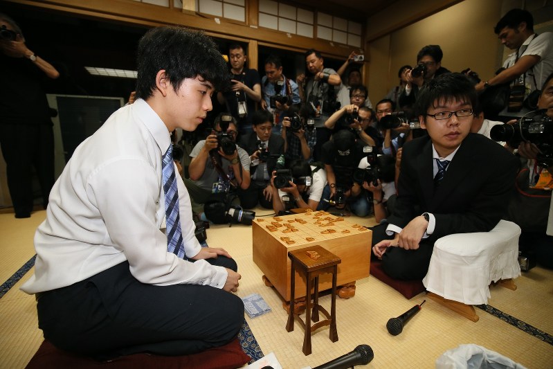 歴代単独1位となる29連勝を達成し、感想戦で対局を振り返る藤井聡太四段(左)=東京都渋谷区の将棋会館で2017年6月26日午後9時46分、佐々木順一撮影