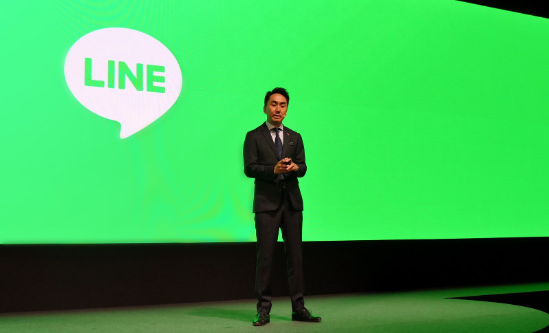 LINEは4月、「透明性リポート」を公表し、ユーザーの「チャット」内容などの捜査機関への提供状況を初めて明らかにした。その基準と内容は?(写真は2017年6月15日、東京都内で開いた事業戦略発表会で説明する出沢剛社長)