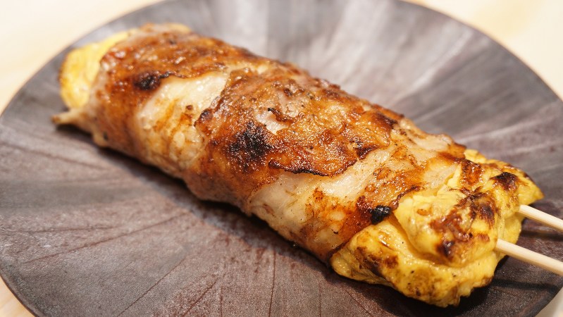 「博多明太玉子の豚巻き」(790円税込み、以下同)は、卵焼きを豚バラスライスで巻いて炭火焼きにする