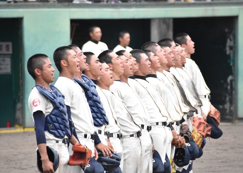 昨年の大会で優勝し、校歌を歌う大分の選手