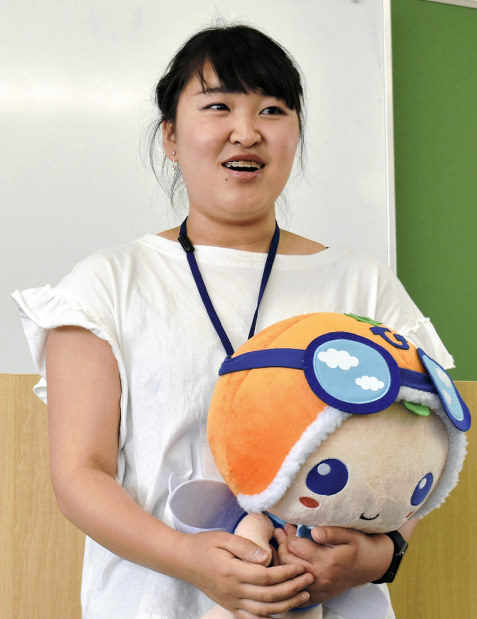 「みかん大福」を開発した経緯を授業で説明する松本萌花さん=福島県広野町下浅見川の県立ふたば未来学園高校で2017年6月27日、乾達撮影