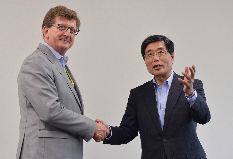 首席交渉官会合を前に握手する日本側の鈴木庸一氏(右)とEU側のペトリチオーネ氏=東京都千代田区で2017年6月27日午後2時17分、西本勝撮影