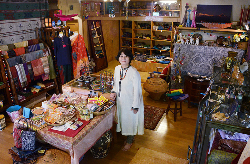 雑貨が所狭しと並ぶ店内では、山口さんがネパールなどの現状についても話してくれる=奈良市で、中津成美撮影
