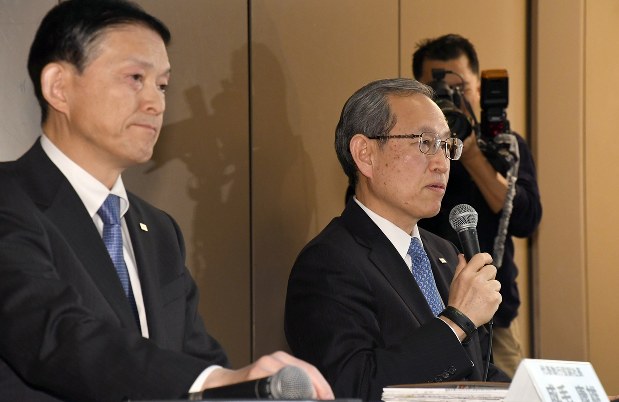 東芝メモリの社長を兼務する東芝の成毛康雄副社長(左)。右は東芝の綱川智社長=2017年1月27日、根岸基弘撮影