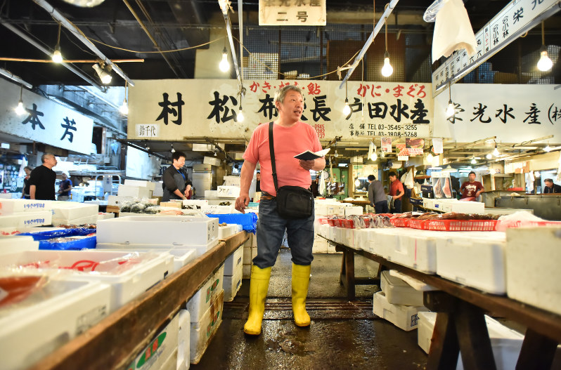 仲卸売場に立ちプロの目利きで魚を選ぶ後藤基治さん=東京都中央区の築地市場で2017年5月31日午前6時38分、宮間俊樹撮影
