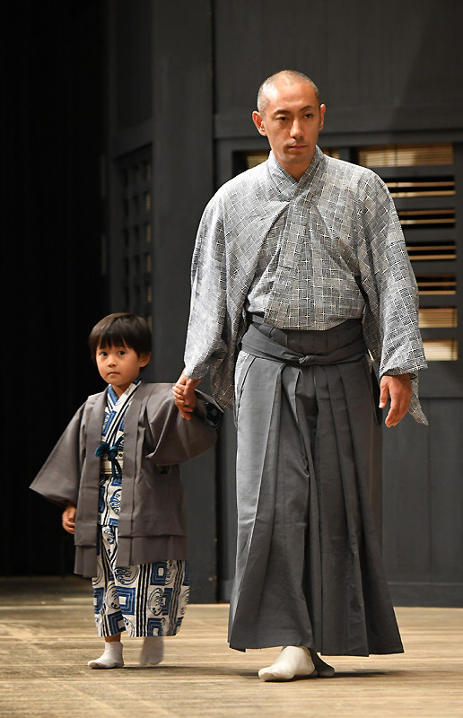 歌舞伎：海老蔵さん父子が舞台の安全祈願 [写真特集1/11] | 毎日新聞