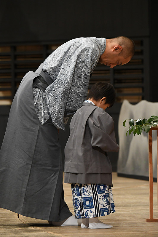 歌舞伎：海老蔵さん父子が舞台の安全祈願 [写真特集5/11] | 毎日新聞