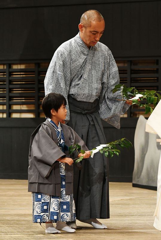 歌舞伎：海老蔵さん父子が舞台の安全祈願 [写真特集9/11] | 毎日新聞