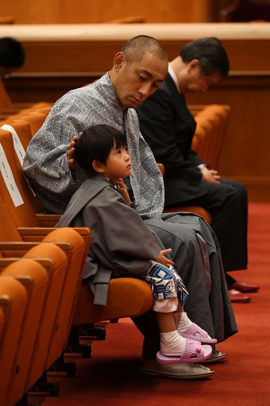 歌舞伎：海老蔵さん父子が舞台の安全祈願 [写真特集11/11] | 毎日新聞