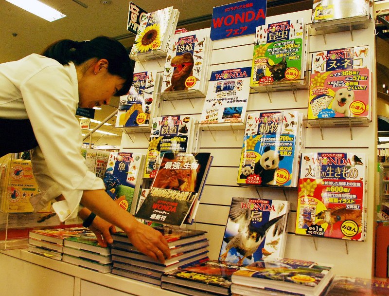 バラエティー豊富な子ども向け図鑑=東京都中央区の八重洲ブックセンター本店で、渡辺諒撮影