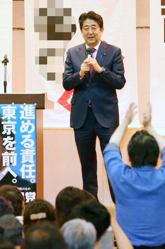 都議選候補者の応援に駆けつけ、マイクを握る安倍晋三首相=東京都台東区で2017年6月28日午後6時29分、小川昌宏撮影(画像の一部を加工しています)