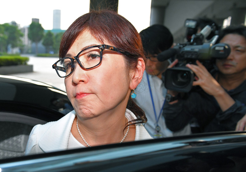 記者らに囲まれながら厳しい表情で車に乗り込み防衛省を後にする稲田朋美防衛相=東京都新宿区で2017年6月28日午後5時44分、手塚耕一郎撮影