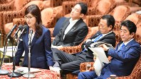 北朝鮮問題などについて答弁する稲田朋美防衛相。右端は安倍晋三首相＝２０１７年６月５日、川田雅浩撮影