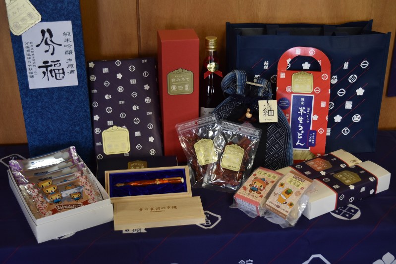 うどんや日本酒、館林紬など「おみたて」に参加した館林の特産品