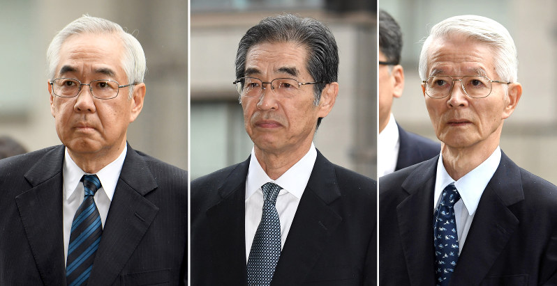 東京地裁に入る東京電力の(右から)勝俣恒久元会長、武黒一郎元副社長、武藤栄元副社長=東京都千代田区で30日、竹内紀臣撮影