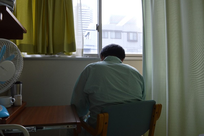 糖尿病の治療費の自己負担が重く、十分な治療が受けられないまま重症化して入院した首都圏の男性(33)。自らを「医療貧困だ」と話す=東京都中野区の中野共立病院で