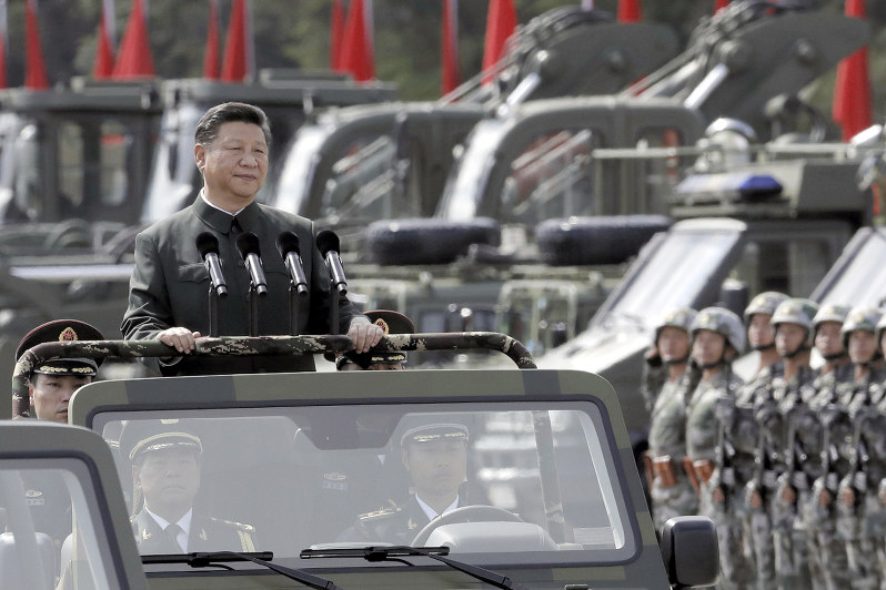 中国人民解放軍・香港駐留部隊の閲兵式に臨んだ習近平国家主席=香港で6月30日、AP