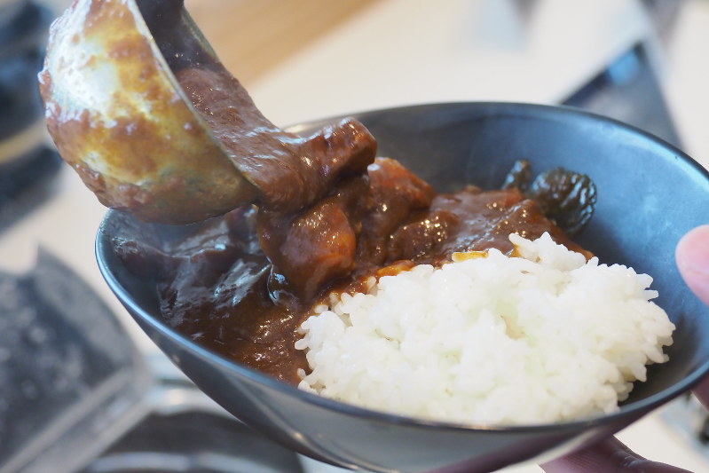 よそうと大きな肉が目立つJALオリジナルビーフカレー=東京都大田区の羽田空港国際線ターミナルで2017年6月、米田堅持撮影