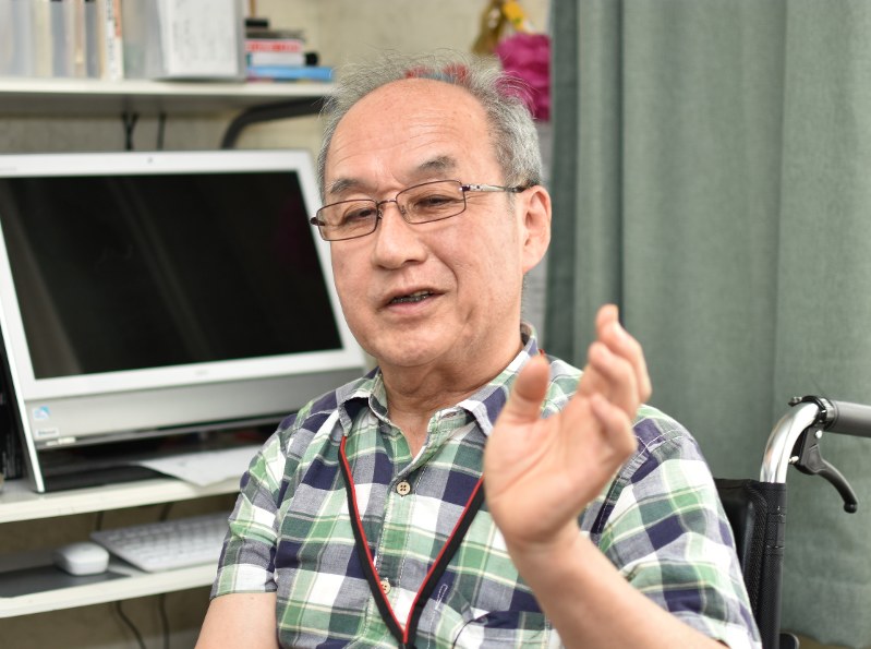 731部隊員だった父の証言を語り継ぎ、著書を出版した神谷則明さん=名古屋市緑区の自宅で2017年6月24日、吉富裕倫撮影