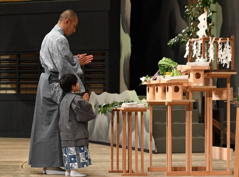 歌舞伎 海老蔵さん父子が舞台の安全祈願 最年少で宙乗り 毎日新聞