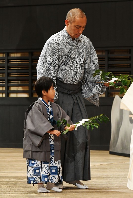 歌舞伎 海老蔵親子が宙乗り安全祈願 毎日新聞