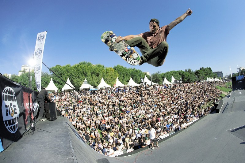 FISEを座席のない開かれた空間で観戦する観客たち。自転車のBMXフリースタイルやスポーツクライミングなど多様な競技が同時に行われる=FISE提供