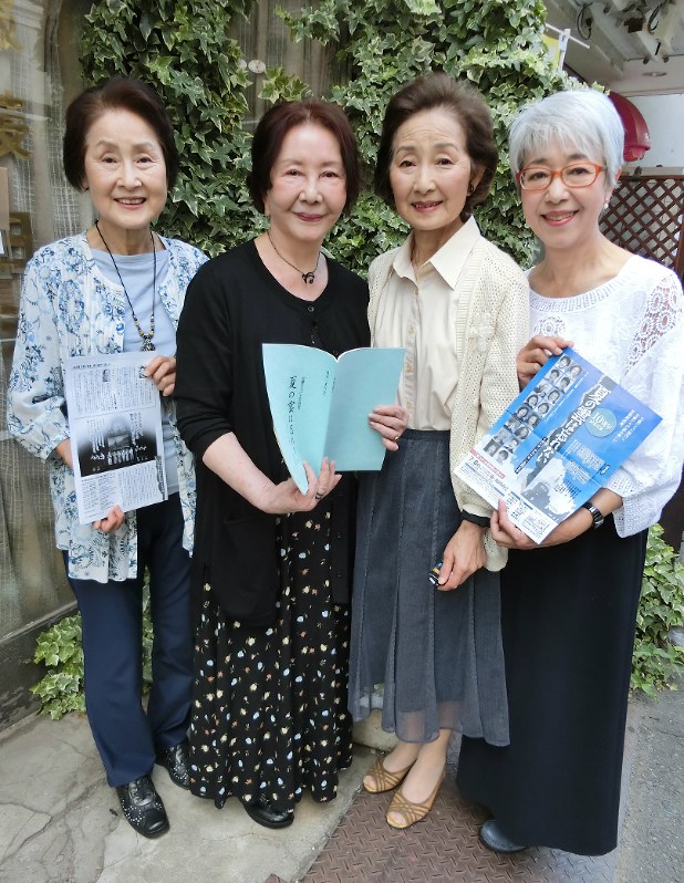左から高田敏江さん、渡辺美佐子さん、長内美那子さん、山口果林さん=東京都世田谷区内で2017年6月、明珍美紀撮影