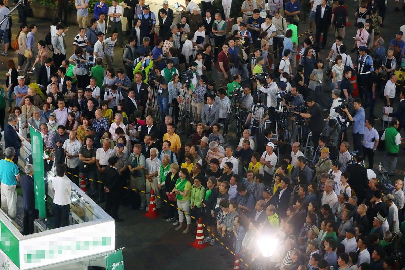 都議選候補者らの訴えに耳を傾ける有権者ら=東京都豊島区で1日午後7時22分、小川昌宏撮影(画像の一部を加工しています)