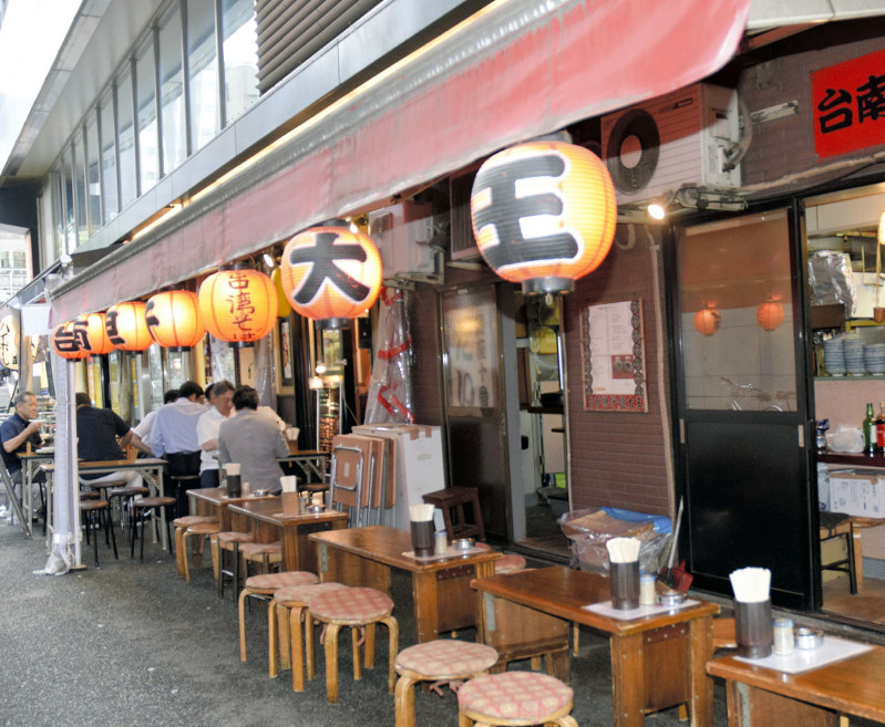 プレミアムフライデーの夕方、空席が目立つ東京・新橋のガード下の居酒屋=東京都港区で2017年6月30日午後5時半、今村茜撮影