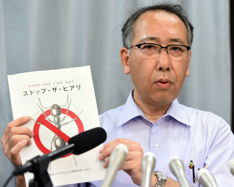 名古屋港でヒアリが発見され、記者会見で注意喚起する愛知県環境部自然環境課の内藤芳則課長=名古屋市中区で2017年6月30日午後2時34分、木葉健二撮影