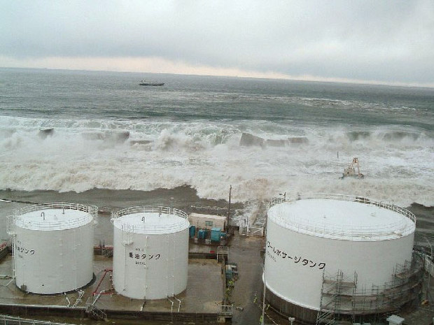 高さ10メートルの防波堤を越えて福島第1原発に迫った津波=2011年3月11日(東京電力提供)