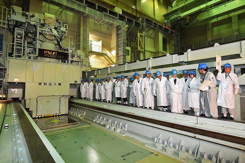 原子炉内から引き抜いた燃料を炉外燃料貯蔵槽などへ運ぶ燃料出入機(左端)=福井県敦賀市白木2の高速増殖原型炉もんじゅで(代表撮影)