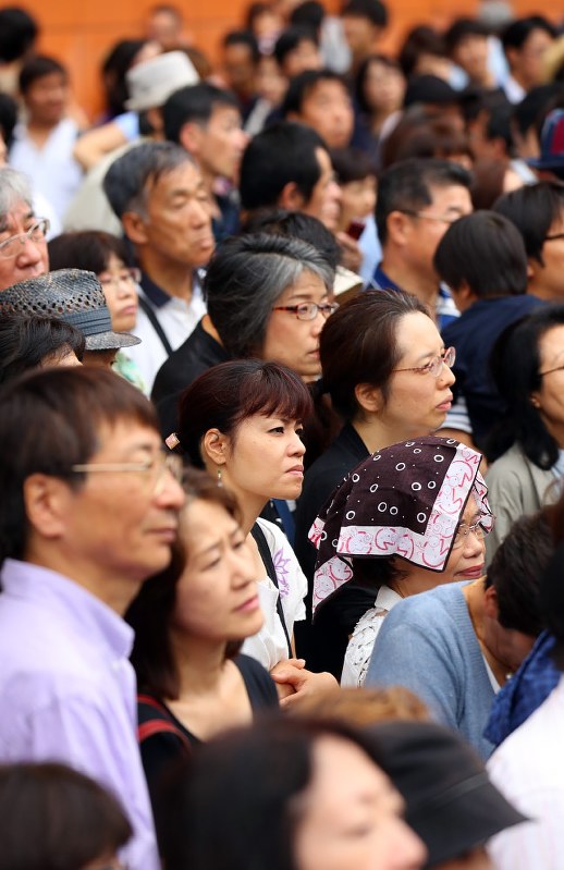 都議選候補者らの訴えに耳を傾ける有権者ら=東京都新宿区で2017年7月1日、小川昌宏撮影