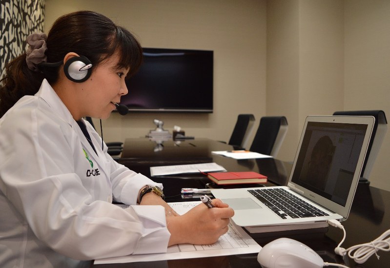 健康診断の結果が悪かった大手企業の社員に遠隔で指導する保健師の塚本亜麻美さん=東京都港区のオンライン健康支援企業「リンケージ」で