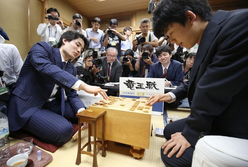 佐々木勇気五段（左）に敗れ、３０連勝を逃して厳しい表情を見せる藤井聡太四段（右）＝東京都渋谷区の将棋会館で２０１７年７月２日午後９時４１分、宮武祐希撮影
