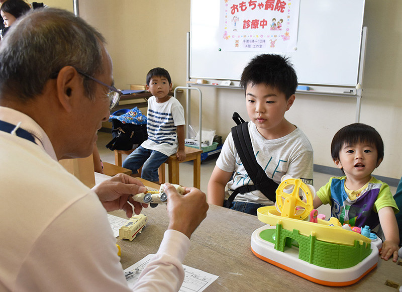 おもちゃ病院 子どもら笑顔に 和歌山 和歌山 毎日新聞
