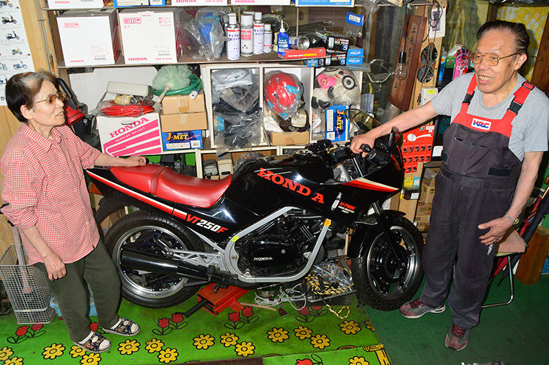 形見のバイクを眺めながら、早世した愛娘の思い出を語る山本忠正さん、勝子さん夫妻=広島県尾道市で、渕脇直樹撮影